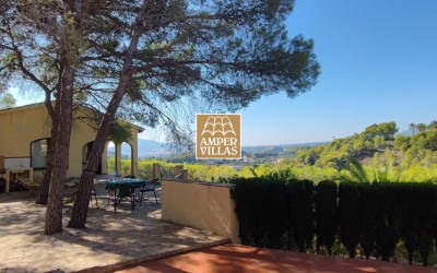 Beautiful Mediterranean villa with guest house and panoramic views.